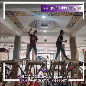 tim zikhart sedang mengerjakan kaligrafi plapon